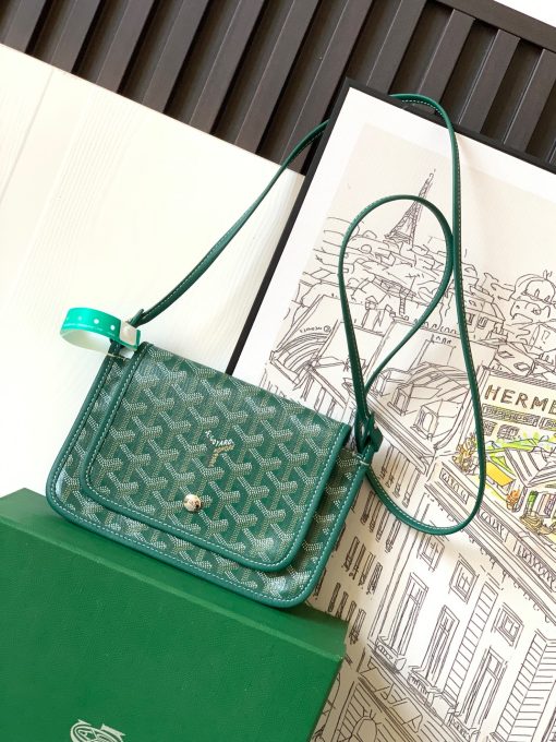 GOYARD Plumet Pocket Wallet. Authentic quality luxury bag crafted in genuine leather comes with authenticity card, dust bag and gift bag. Parisian Elegance Meets Functional Versatility. The Plumet pocket wallet derives its inspiration from the exquisite pocket featured in the Saint Louis bag. Paying a heartfelt tribute to the industrious laborers of Paris's vibrant ports, who skillfully navigated rafts to their destinations along the picturesque banks of the River Seine, this wallet seamlessly blends form and function. Crafted with dedicated compartments for coins, bills, and cards, the Plumet pocket wallet boasts a versatile design. It can be effortlessly worn across the chest, transforming into a chic miniature bag with the convenience of its removable strap. With its three distinct pockets, it gracefully accommodates its contents, adapting with elegance to your everyday needs.