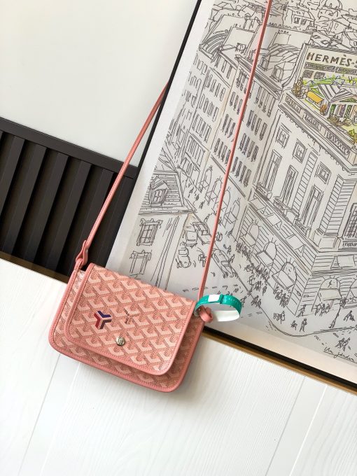 GOYARD Plumet Pocket Wallet. Authentic quality luxury bag crafted in genuine leather comes with authenticity card, dust bag and gift bag. Parisian Elegance Meets Functional Versatility. The Plumet pocket wallet derives its inspiration from the exquisite pocket featured in the Saint Louis bag. Paying a heartfelt tribute to the industrious laborers of Paris's vibrant ports, who skillfully navigated rafts to their destinations along the picturesque banks of the River Seine, this wallet seamlessly blends form and function. Crafted with dedicated compartments for coins, bills, and cards, the Plumet pocket wallet boasts a versatile design. It can be effortlessly worn across the chest, transforming into a chic miniature bag with the convenience of its removable strap. With its three distinct pockets, it gracefully accommodates its contents, adapting with elegance to your everyday needs.