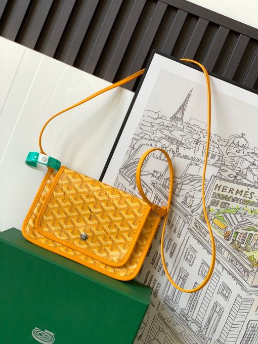 GOYARD Plumet Pocket Wallet. Authentic quality luxury bag crafted in genuine leather comes with authenticity card, dust bag and gift bag. Parisian Elegance Meets Functional Versatility. The Plumet pocket wallet derives its inspiration from the exquisite pocket featured in the Saint Louis bag. Paying a heartfelt tribute to the industrious laborers of Paris's vibrant ports, who skillfully navigated rafts to their destinations along the picturesque banks of the River Seine, this wallet seamlessly blends form and function. Crafted with dedicated compartments for coins, bills, and cards, the Plumet pocket wallet boasts a versatile design. It can be effortlessly worn across the chest, transforming into a chic miniature bag with the convenience of its removable strap. With its three distinct pockets, it gracefully accommodates its contents, adapting with elegance to your everyday needs.