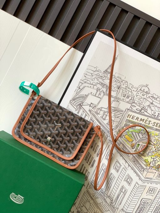 GOYARD Plumet Pocket Wallet. Authentic quality luxury bag crafted in genuine leather comes with authenticity card, dust bag and gift bag. Parisian Elegance Meets Functional Versatility. The Plumet pocket wallet derives its inspiration from the exquisite pocket featured in the Saint Louis bag. Paying a heartfelt tribute to the industrious laborers of Paris's vibrant ports, who skillfully navigated rafts to their destinations along the picturesque banks of the River Seine, this wallet seamlessly blends form and function. Crafted with dedicated compartments for coins, bills, and cards, the Plumet pocket wallet boasts a versatile design. It can be effortlessly worn across the chest, transforming into a chic miniature bag with the convenience of its removable strap. With its three distinct pockets, it gracefully accommodates its contents, adapting with elegance to your everyday needs.