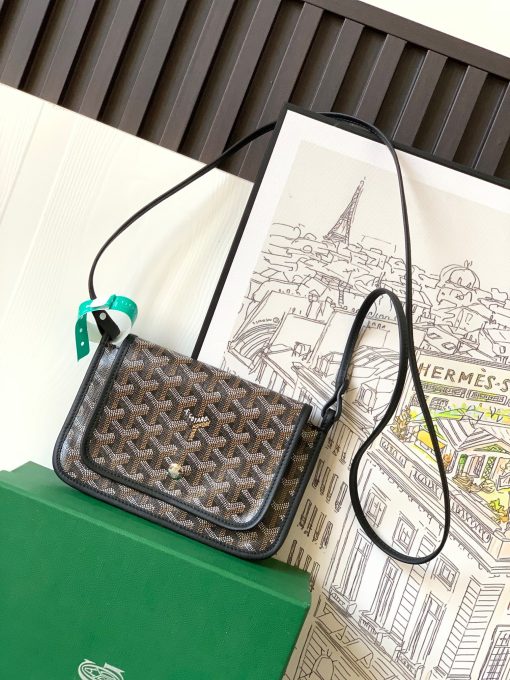GOYARD Plumet Pocket Wallet. Authentic quality luxury bag crafted in genuine leather comes with authenticity card, dust bag and gift bag. Parisian Elegance Meets Functional Versatility. The Plumet pocket wallet derives its inspiration from the exquisite pocket featured in the Saint Louis bag. Paying a heartfelt tribute to the industrious laborers of Paris's vibrant ports, who skillfully navigated rafts to their destinations along the picturesque banks of the River Seine, this wallet seamlessly blends form and function. Crafted with dedicated compartments for coins, bills, and cards, the Plumet pocket wallet boasts a versatile design. It can be effortlessly worn across the chest, transforming into a chic miniature bag with the convenience of its removable strap. With its three distinct pockets, it gracefully accommodates its contents, adapting with elegance to your everyday needs.