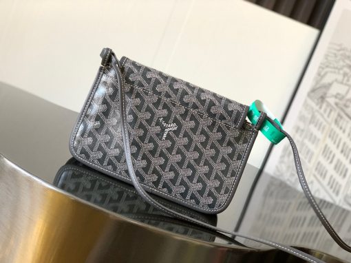 GOYARD Plumet Pocket Wallet. Authentic quality luxury bag crafted in genuine leather comes with authenticity card, dust bag and gift bag. Parisian Elegance Meets Functional Versatility. The Plumet pocket wallet derives its inspiration from the exquisite pocket featured in the Saint Louis bag. Paying a heartfelt tribute to the industrious laborers of Paris's vibrant ports, who skillfully navigated rafts to their destinations along the picturesque banks of the River Seine, this wallet seamlessly blends form and function. Crafted with dedicated compartments for coins, bills, and cards, the Plumet pocket wallet boasts a versatile design. It can be effortlessly worn across the chest, transforming into a chic miniature bag with the convenience of its removable strap. With its three distinct pockets, it gracefully accommodates its contents, adapting with elegance to your everyday needs.