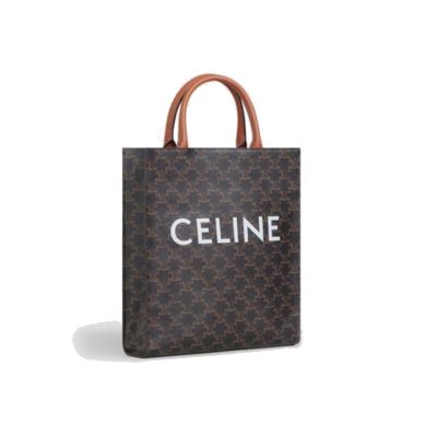 CELINE Vertical Cabas Tote in Triomphe Canvas and Calfskin. Original Quality Bag including gift box, literature, dust bag, authenticity card. The Triomphe bag wasn’t really loved in the beginning, but its gaining traction and fame. The story started with the CELINE Triomphe bag, a magnificent bag that’s named after the Arc the Triomphe. A new chapter has started, CELINE has completed an entire collection of the Triomphe line. It includes a tote bag, bucket bag, camera bag, drawstring bag, and a Boston bag. All of these styles are made from Triomphe canvas and with calfskin trimming.