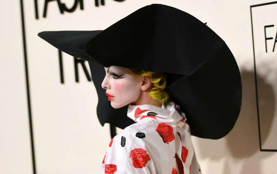 Julia Fox in clowncore makeup with a luxury-style bag Julia Fox in clowncore makeup with a luxury-style bag