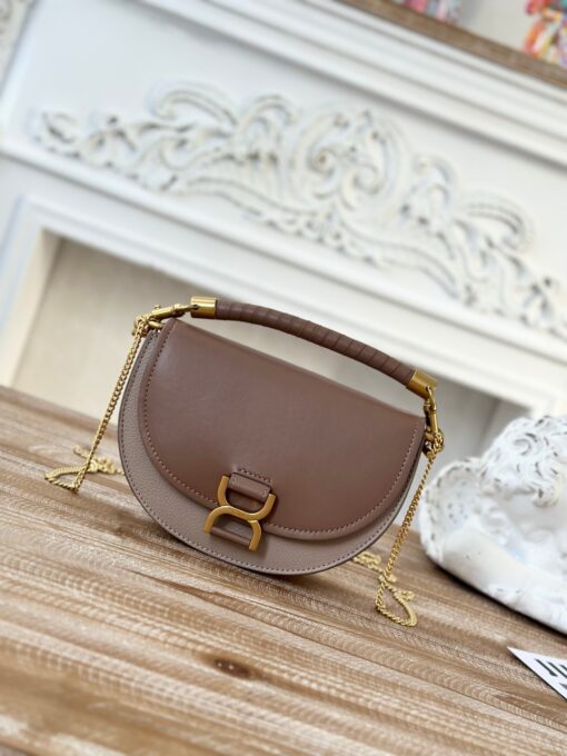 CHLOÉ Marcie Chain Flap Bag. Authentic quality luxury bag crafted in genuine leather comes with authenticity card, dust bag and gift bag. Elevating Iconic Elegance: Marcie Line Redefined. Experience a fresh take on Chloé's iconic Marcie line with this exquisite chain flap bag, meticulously crafted from a captivating blend of nappa lambskin, grained calfskin, and sumptuous suede. The line's signature hardware undergoes a graceful transformation, now adorned with Chloé's engraved jewelry hallmark, adorning the flap with sophistication. An intricately hand-braided top handle pays homage to another hallmark Marcie feature, while a gracefully extended chain strap adds a refined touch. Whether you choose to drape it over your shoulder or wear it cross-body during the day, or opt to detach the strap and carry it by hand for a sophisticated evening ensemble, this flap bag is a versatile masterpiece. Chloé's Marcie bag line effortlessly melds a feminine aesthetic with the free-spirited vibe of the '70s. An equestrian-inspired allure takes center stage, elevated by the allure of gleaming gold-toned hardware, resulting in a distinctly feminine yet timelessly chic look.