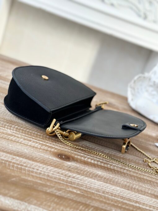 CHLOÉ Marcie Chain Flap Bag. Authentic quality luxury bag crafted in genuine leather comes with authenticity card, dust bag and gift bag. Elevating Iconic Elegance: Marcie Line Redefined. Experience a fresh take on Chloé's iconic Marcie line with this exquisite chain flap bag, meticulously crafted from a captivating blend of nappa lambskin, grained calfskin, and sumptuous suede. The line's signature hardware undergoes a graceful transformation, now adorned with Chloé's engraved jewelry hallmark, adorning the flap with sophistication. An intricately hand-braided top handle pays homage to another hallmark Marcie feature, while a gracefully extended chain strap adds a refined touch. Whether you choose to drape it over your shoulder or wear it cross-body during the day, or opt to detach the strap and carry it by hand for a sophisticated evening ensemble, this flap bag is a versatile masterpiece. Chloé's Marcie bag line effortlessly melds a feminine aesthetic with the free-spirited vibe of the '70s. An equestrian-inspired allure takes center stage, elevated by the allure of gleaming gold-toned hardware, resulting in a distinctly feminine yet timelessly chic look.