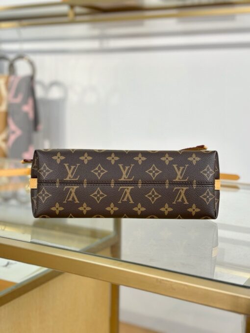LOUIS VUITTON CarryAll BB. Authentic quality luxury bag crafted in genuine leather comes with authenticity card, dust bag and gift bag. Effortless Elegance, Day to Night – The CarryAll BB Reimagined. The iconic CarryAll BB returns this season with a stylish twist, perfect for transitioning from day to evening. Expertly crafted from the House’s signature Monogram canvas, it’s elevated with a gleaming gold-toned chain adorned with Monogram Flowers. Thoughtful details like the contrasting leather name tag and matching lace closure add a refined touch. Inside, a zipped pocket offers a convenient spot to keep your everyday essentials—like a credit card—close at hand.