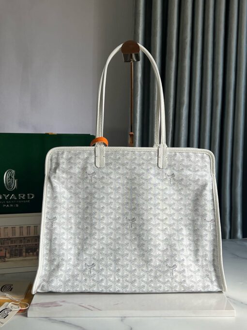 GOYARD Hardy PM Bag. Authentic quality luxury bag crafted in genuine leather comes with authenticity card, dust bag and gift bag. Effortless Elegance, Everyday Function. The Hardy PM bag is the perfect companion for everyday use or work, easily fitting A4 files with ease. Designed for those who value lightness, flexibility, and added security, it features a zip closure to keep your essentials safe. With long, comfortable handles, it's ideal for carrying over the shoulder all day with ease.