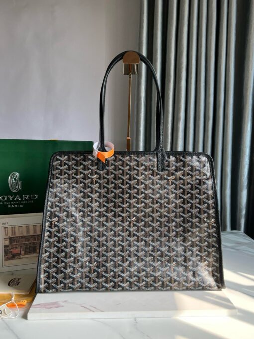 GOYARD Hardy PM Bag. Authentic quality luxury bag crafted in genuine leather comes with authenticity card, dust bag and gift bag. Effortless Elegance, Everyday Function. The Hardy PM bag is the perfect companion for everyday use or work, easily fitting A4 files with ease. Designed for those who value lightness, flexibility, and added security, it features a zip closure to keep your essentials safe. With long, comfortable handles, it's ideal for carrying over the shoulder all day with ease.