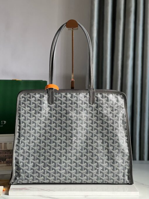 GOYARD Hardy PM Bag. Authentic quality luxury bag crafted in genuine leather comes with authenticity card, dust bag and gift bag. Effortless Elegance, Everyday Function. The Hardy PM bag is the perfect companion for everyday use or work, easily fitting A4 files with ease. Designed for those who value lightness, flexibility, and added security, it features a zip closure to keep your essentials safe. With long, comfortable handles, it's ideal for carrying over the shoulder all day with ease.