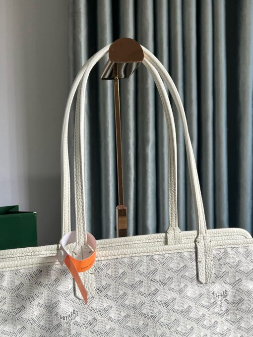 GOYARD Hardy PM Bag. Authentic quality luxury bag crafted in genuine leather comes with authenticity card, dust bag and gift bag. Effortless Elegance, Everyday Function. The Hardy PM bag is the perfect companion for everyday use or work, easily fitting A4 files with ease. Designed for those who value lightness, flexibility, and added security, it features a zip closure to keep your essentials safe. With long, comfortable handles, it's ideal for carrying over the shoulder all day with ease.