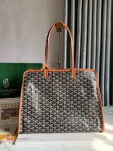 GOYARD Hardy PM Bag. Authentic quality luxury bag crafted in genuine leather comes with authenticity card, dust bag and gift bag. Effortless Elegance, Everyday Function. The Hardy PM bag is the perfect companion for everyday use or work, easily fitting A4 files with ease. Designed for those who value lightness, flexibility, and added security, it features a zip closure to keep your essentials safe. With long, comfortable handles, it's ideal for carrying over the shoulder all day with ease.