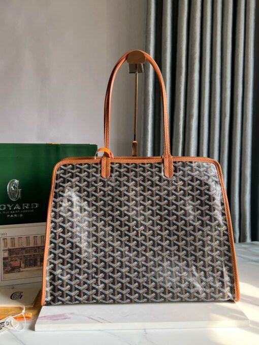 GOYARD Hardy PM Bag. Authentic quality luxury bag crafted in genuine leather comes with authenticity card, dust bag and gift bag. Effortless Elegance, Everyday Function. The Hardy PM bag is the perfect companion for everyday use or work, easily fitting A4 files with ease. Designed for those who value lightness, flexibility, and added security, it features a zip closure to keep your essentials safe. With long, comfortable handles, it's ideal for carrying over the shoulder all day with ease.