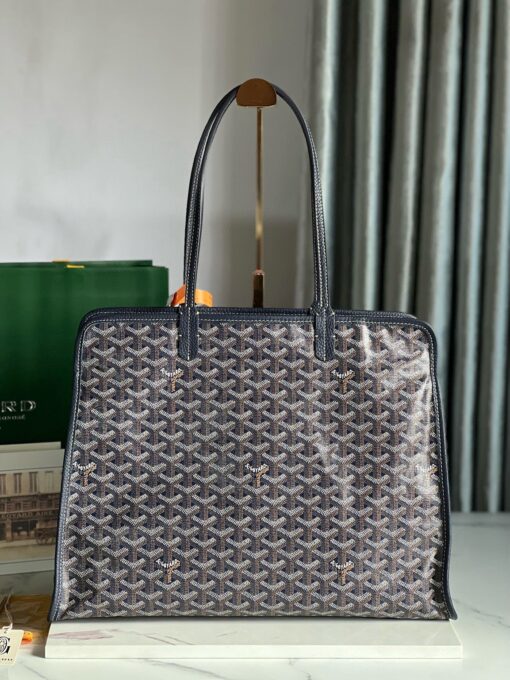 GOYARD Hardy PM Bag. Authentic quality luxury bag crafted in genuine leather comes with authenticity card, dust bag and gift bag. Effortless Elegance, Everyday Function. The Hardy PM bag is the perfect companion for everyday use or work, easily fitting A4 files with ease. Designed for those who value lightness, flexibility, and added security, it features a zip closure to keep your essentials safe. With long, comfortable handles, it's ideal for carrying over the shoulder all day with ease.