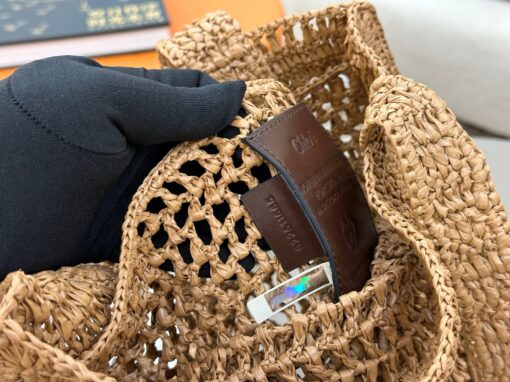 CHLOÉ Summer Banana Tote Bag. Authentic quality luxury bag crafted in genuine leather comes with authenticity card, dust bag and gift bag. Heritage in Hand: Where Artisan Craft Meets Summer Elegance. Introducing the Summer Banana Tote—an artisanal masterpiece crafted from raffia and calfskin by a single artisan over 4.5 days in partnership with Made For A Woman. This spacious tote is adorned with a handwritten signature inspired by Chloé’s rich heritage, while a playful dangling chain and delicate charms add the perfect finishing touch. A celebration of craftsmanship and effortless summer style.