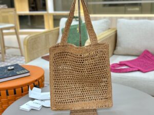 CHLOÉ Summer Banana Tote Bag. Authentic quality luxury bag crafted in genuine leather comes with authenticity card, dust bag and gift bag. Heritage in Hand: Where Artisan Craft Meets Summer Elegance. Introducing the Summer Banana Tote—an artisanal masterpiece crafted from raffia and calfskin by a single artisan over 4.5 days in partnership with Made For A Woman. This spacious tote is adorned with a handwritten signature inspired by Chloé’s rich heritage, while a playful dangling chain and delicate charms add the perfect finishing touch. A celebration of craftsmanship and effortless summer style. - KRIS + KIKO CHLOÉ Summer Banana Tote Bag. Authentic quality luxury bag crafted in genuine leather comes with authenticity card, dust bag and gift bag. Heritage in Hand: Where Artisan Craft Meets Summer Elegance. Introducing the Summer Banana Tote—an artisanal masterpiece crafted from raffia and calfskin by a single artisan over 4.5 days in partnership with Made For A Woman. This spacious tote is adorned with a handwritten signature inspired by Chloé’s rich heritage, while a playful dangling chain and delicate charms add the perfect finishing touch. A celebration of craftsmanship and effortless summer style.