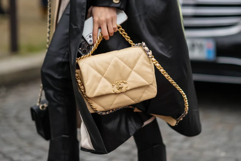 A street-style moment featuring Chanel’s signature quilted design—where timeless luxury meets everyday edge. A street-style moment featuring Chanel’s signature quilted design—where timeless luxury meets everyday edge.