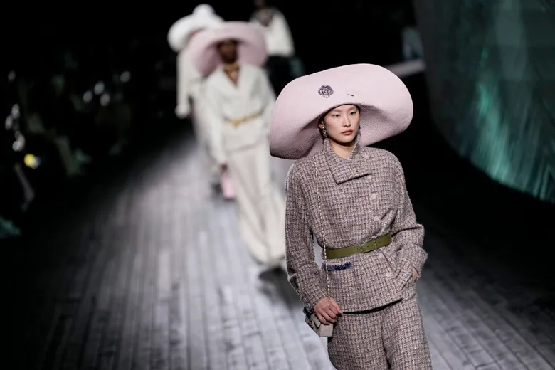 Maximalist hats and structured tailoring take center stage on the runway, turning classic silhouettes into high drama. Maximalist hats and structured tailoring take center stage on the runway, turning classic silhouettes into high drama.